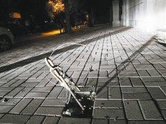 鐵棍繞鋼絲絆倒一盲人 傷人“刺兒頭”拔不掉？